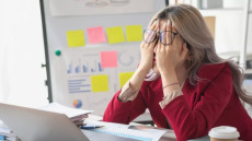 Η «σιωπηλή» κρίση των εργαζομένων: Το 55% βιώνει burnout, αλλά μόνο το 21% λαμβάνει στήριξη
