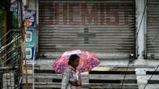 Ινδία: Συνελήφθη ο ιδιοκτήτης της παρασκευάστριας εταιρείας σιροπιού για τον βήχα που συνδέεται με τους θανάτους 17 παιδιών
