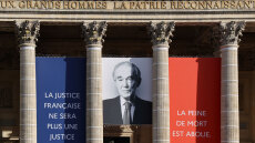 Στο Πάνθεον ο Ρομπέρ Μπαντεντέρ, ο υπουργός του Μιτεράν που κατάργησε τη θανατική ποινή στη Γαλλία