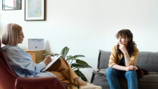 «Δεν υπάρχει λόγος για θεραπεία, αφού έχω φίλους» – Ένας καθηγητής καταρρίπτει 10 μύθους για την ψυχοθεραπεία
