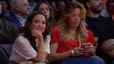 Στο ΣΕΦ η Καλομοίρα, πανηγύριζε με πάθος τα καλάθια του Ολυμπιακού - Βίντεο 
