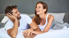 Χιούμορ ή καλό σεξ: Ποιο κρατά περισσότερο ζωντανή τη σχέση; Η επιστήμη απαντά
