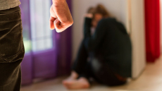 Έπαιζε θέατρο στους αστυνομικούς ο 50χρονος στο Κορωπί ενώ είχε φωτογραφία στο κινητό του με τη γυναίκα του χτυπημένη - Μάχη για τη ζωή της δίνει η 40χρονη