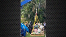 Η στιγμή που γερανός κατεβάζει άνδρα 272 κιλών που δεν μπορεί να μετακινηθεί από το σπίτι του στη Φλόριντα - Δείτε βίντεο