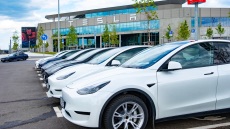 Έρευνα για την Tesla μετά από παραβιάσεις φαναριών και κίνηση στο αντίθετο ρεύμα από οχήματα με αυτόνομη οδήγηση