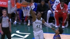 Το «αεροπλανικό» του Θανάση που... τρέλανε τον Γιάννη στη νίκη των Μπακς - Δείτε βίντεο