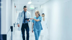 «Χρέος μας να επιστρέψουν» – Mήνυμα του προέδρου της Iατρικής Αθηνών για τους Έλληνες γιατρούς στις ΗΠΑ
