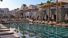 Με απινιδωτή και ΚΑΡΠΑ για πάνω από μία ώρα προσπαθούσαν να επαναφέρουν τον 6χρονο που πνίγηκε σε πισίνα στη Σαντορίνη