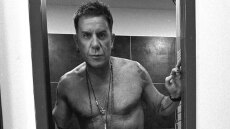 Ο Γιώργος Μαζωνάκης ποζάρει ημίγυμνος στο μπάνιο του