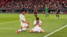 Βίντεο: Η συγκλονιστική στιγμή που ο γιος του αδικοχαμένου προπονητή της Μπόκα Τζούνιορς σκοράρει και λυγίζει 