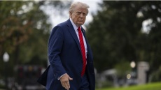 Ανάλυση NYT για τον «αντιφατικό» Τραμπ: Ειρηνοποιός στο εξωτερικό,  διχαστικός στις ΗΠΑ - Γιατί πιστεύει ότι το χάος τον ωφελεί