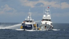 Σκάφος της κινεζικής ακτοφυλακής έριξε με υδάτινο κανόνι σε Φιλιππινέζους λιμενικούς και χτύπησε το πλοίο τους - Δείτε βίντεο