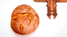 Το βαρύ ζυμωτό ψωμί με προζύμι του Αράθυμου Ειρηναίου, από τον φούρνο 2Ε στην Τήνο