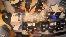 Δείτε βίντεο: Ληστές απείλησαν με όπλο ιδιοκτήτη πρακτορείου στην Καισαριανή και άρπαξαν τις εισπράξεις