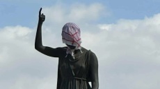 Λευκωσία: Καπέλωσαν με παλαιστινιακή μαντίλα το Μνημείο Ελευθερίας 