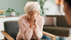 Η Ελλάδα γερνάει, αλλά όχι καλά – Λιγότεροι, γηραιότεροι και χωρίς ποιότητα ζωής οι πολίτες
