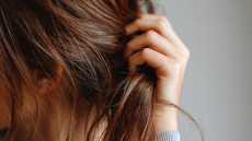 Όλα όσα πρέπει να ξέρουμε για τη φθινοπωρινή τριχόπτωση και πώς να την αντιμετωπίσουμε
