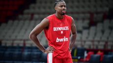 Τρολάρισμα από κορυφαίο ρεπόρτερ του NBA για τους Αντετοκούνμπο: Ο Κώστας παίζει στον Ολυμπιακό, δεν μπορεί να πάει κι αυτός στους Μπακς