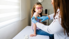 Αντιγριπικό και εμβόλιο Covid: Ποια παιδιά πρέπει να εμβολιαστούν φέτος – Οι οδηγίες του Υπουργείου Υγείας