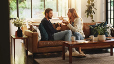 Situationship – Γιατί κολλάμε σε «περίπου σχέσεις» που δεν μας αρέσουν
