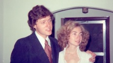 Οι φωτογραφίες της Χίλαρι Κλίντον για τη 50η επέτειο γάμου της - «Μοιάζεις με τη Σίντνεϊ Σουίνι», της γράφουν
