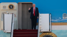 Βασιλική υποδοχή του Τραμπ στην Ιαπωνία με μπάλες του γκολφ από φύλλα χρυσού και σόου με pick up trucks - Όλα όσα θα γίνουν