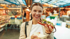 Ζεστά ή κρύα; Ποια θερμοκρασία των τροφίμων ευνοεί πέψη, διάθεση και ύπνο