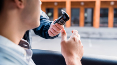 Επεισοδιακό αλκοτέστ για μεθυσμένο οδηγό στη Θεσσαλονίκη: Αντί να φυσήξει.. ρούφαγε - Έριξε κάτω τους αστυνομικούς που τον συνέλαβαν