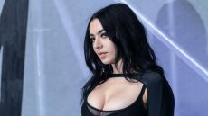 Η Charli XCX παραδέχτηκε πως έχει εμμονή με τις πλαστικές επεμβάσεις: «Σκέφτομαι διαρκώς τι θέλω να αλλάξω στο πρόσωπό μου»