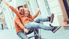 Το μυστικό που ενώνει τα ζευγάρια περισσότερο από τα λόγια αγάπης – Ανακαλύψτε το
