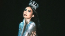 Κάιλι Τζένερ: Γυμνή για τη νέα σειρά καλλυντικών της - «Φόρεσε» μόνο γκλίτερ
