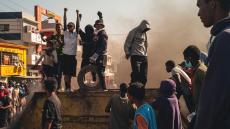 Από την Σρι Λάνκα έως τη Μαδαγασκάρη, οι οργισμένοι 20άρηδες της Gen Z ρίχνουν τις κυβερνήσεις τη μία μετά την άλλη: Τι ενώνει τους νέους που εξεγείρονται