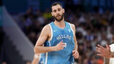 Σκληρός με τον Παπαγιάννη ο Κουτλουάι: «Είναι σαν χαρτομάντηλο, δεν παίρνει ριμπάουντ, δεν το καταλαβαίνω» - Βίντεο