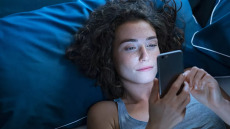 Πώς η χρήση οθονών επηρεάζει ορμόνες, μεταβολισμό, ύπνο και γονιμότητα – Η ειδικός εξηγεί
