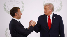 «Θα δεις τι πρόκειται να συμβεί» - Ο έντονος διάλογος Τραμπ-Μακρόν στη χειραψία τους στη σύνοδο για τη Γάζα, δείτε βίντεο