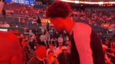 Ο Δαυίδ συνάντησε τον Γολιάθ: Ο γίγαντας Γουεμπανιαμά συνομίλησε με τον κοντύτερο παίκτη στην ιστορία του NBA - Βίντεο 