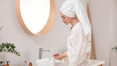 Μικροβιακές «βόμβες» στο μπάνιο: Το αθώο λάθος που κάνουμε όλοι και κινδυνεύουμε από μολύνσεις
