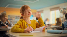 Είναι τελικά πιο έξυπνα τα παιδιά του χειμώνα; Τι δείχνουν οι τελευταίες μελέτες
