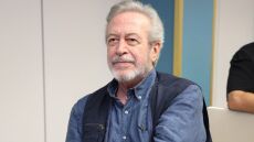 Γρηγόρης Βαλτινός: Η πορεία του στην υποκριτική, η γνωριμία με τη σύζυγό του και το χαρακτηριστικό που τον ενοχλεί