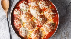 Κεφτεδάκια σε σάλτσα ντομάτας-πιπεριάς
