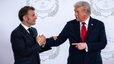 Τα μυστικά της χειραψίας Τραμπ - Μακρόν: Το χρονικό της εύθραυστης φιλίας και ο «τοποτηρητής» συμπέθερος