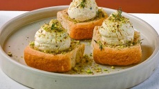 Παξιμαδάκια Κυθήρων με κρέμα ανθότυρου, μέλι και φιστίκι Αιγίνης
