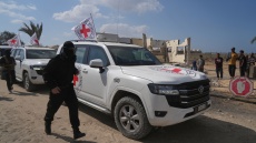 Γάζα: Ο Ερυθρός Σταυρός παρέδωσε 30 σορούς Παλαιστινίων, δεν υπάρχει ενημέρωση για νέα παράδοση ομήρων