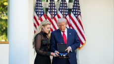 Ο Τραμπ παρασημοφόρησε τον δολοφονημένο Κερκ με το προεδρικό μετάλλιο της ελευθερίας και τον σύγκρινε με τον... Σωκράτη - Δείτε βίντεο