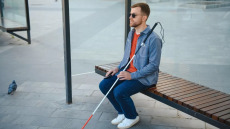 Δύο ήρωες που «βλέπουν» κρατώντας το λευκό μπαστούνι – Μιλούν για τα προβλήματα των ατόμων με οπτική αναπηρία