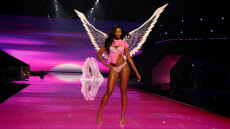 Η μπασκετμπολίστρια Έιντζελ Ρις έγινε η πρώτη επαγγελματίας αθλήτρια που περπάτησε στην πασαρέλα της Victoria’s Secret - Δείτε βίντεο και φωτογραφίες
