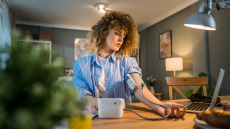 Η κακή συνήθεια που ανεβάζει την πίεση – Ακόμα και σε μικρότερες δόσεις
