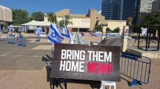 Ισραήλ: Οι οικογένειες των ομήρων ζητούν από την κυβέρνηση να καθυστερήσει την εφαρμογή της συμφωνίας εκεχειρίας
