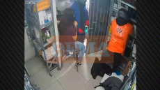 Βίντεο: Η στιγμή που ληστές μπουκάρουν σε κατάστημα στη Θεσσαλονίκη και κλέβουν iPhone αξίας €52.000
