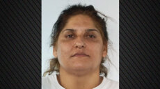 Στη δημοσιότητα τα στοιχεία της 37χρονης που αγκάλιαζε κόσμο στον δρόμο και τους έκλεβε τις χρυσές αλυσίδες